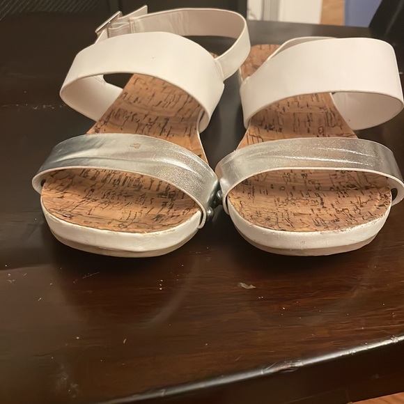 Restricted sandals. - Picture 4 of 7